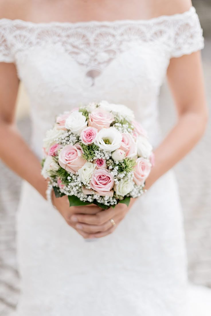 Ist das nicht ein wunderschöner Brautstrauß mit Rosen und Gypsophila … Ist das nicht ein wunderschöner Brautstrauß mit Rosen und Gypsophila …