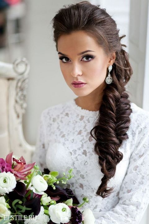 Fryzury Slubne Na Bok Dlugie Wlosy Dekoracje ślubne Wedding