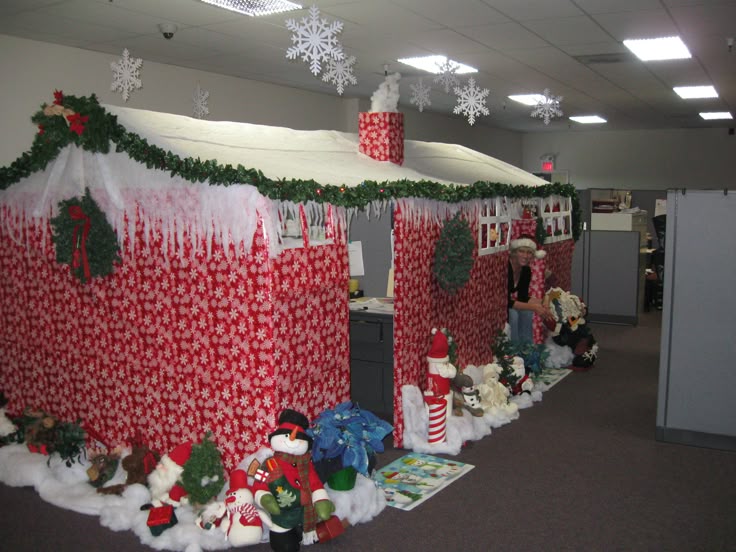 Best 25 Office Christmas Decorations Ideas On Pinterest Decorate Office Cubicles Holiday Decor Work Cubiclecubicle Ideaschristmas