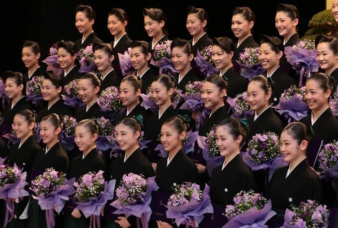 宝塚音楽学校で卒業式 清く正しく美しく を胸に39人が巣立ち 卒業式 卒業 タカラジェンヌ 宝塚音楽学校で卒業式 清く正しく美しく を胸に39人が巣立ち 卒業式 卒業 タカラジェンヌ