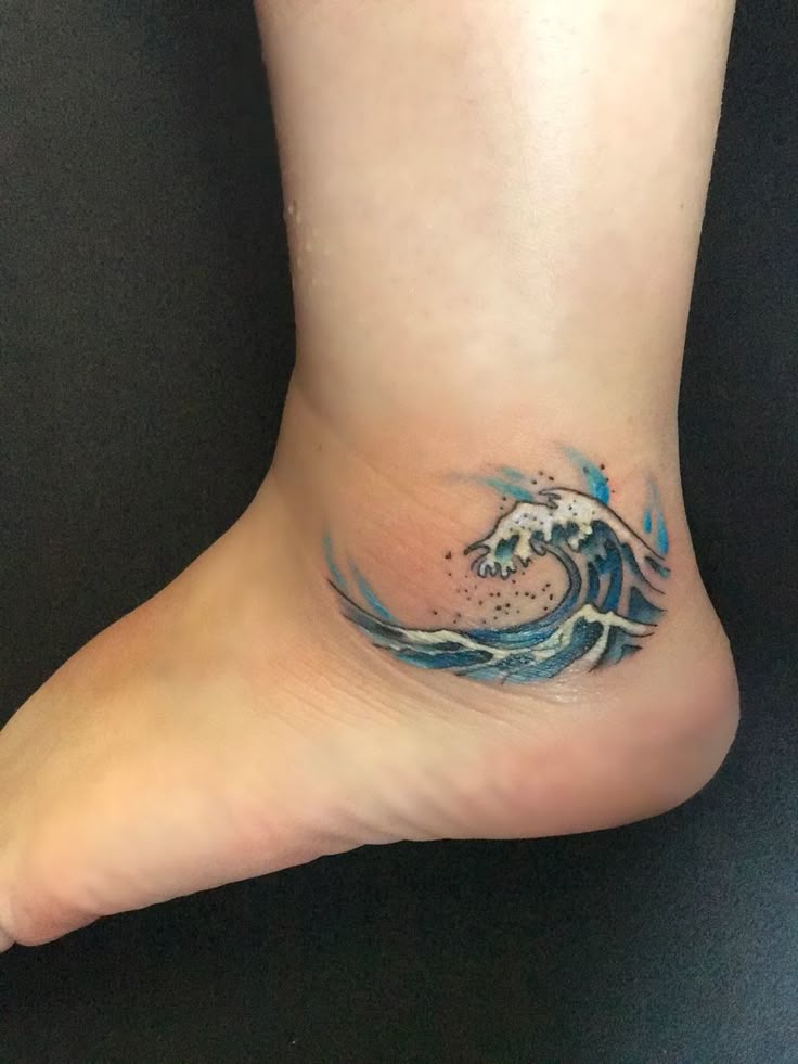 Wellen tattoo fuß