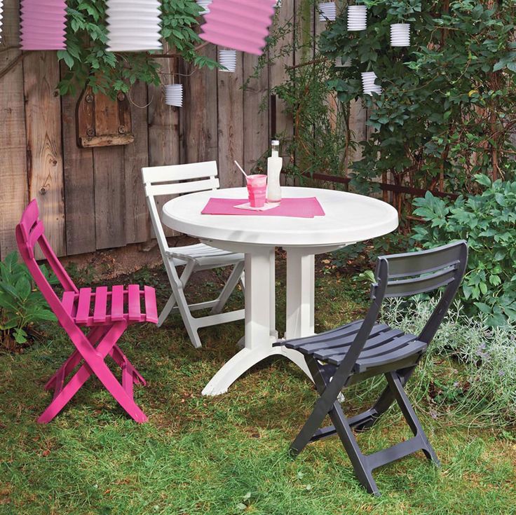 Table ronde en plastique de jardin Grosfillex, en vente chez