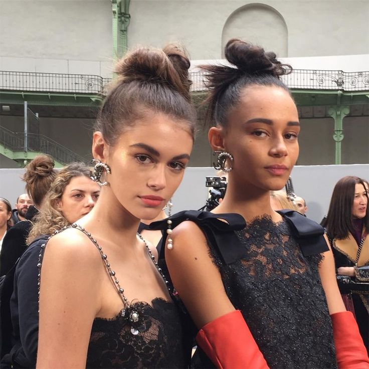 Chanel Models Walked The Paris Catwalk With The Easiest Updo Ever Model Aesthetic Model Life Fashion Chanel Models Walked The Paris Catwalk With The Easiest Updo Ever Model Aesthetic Model Life Fashion