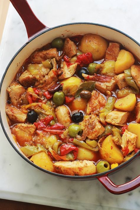 Poulet aux poivrons, pommes de terre et olives en sauce tomate