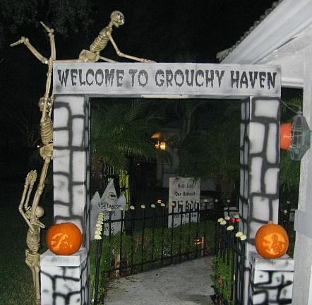 diy halloween graveyard entrance made with styrofoam cardboard and paint - Halloween Cemetery Decorations diy halloween graveyard entrance made with styrofoam cardboard and paint - Halloween Cemetery Decorations
