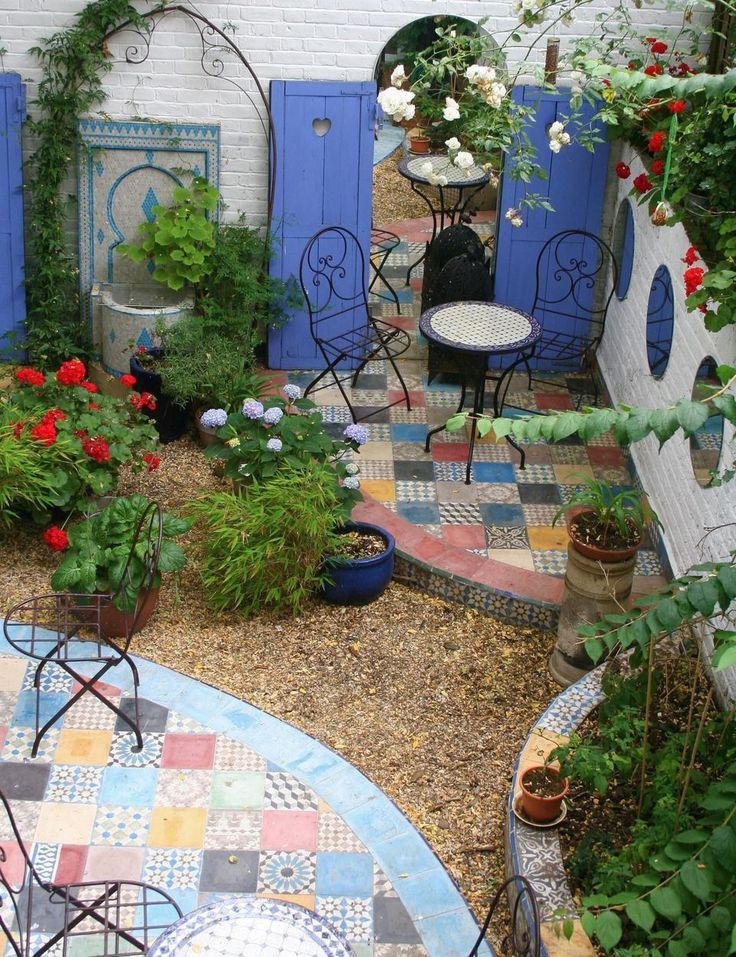 Small courtyard garden with seating area design and layout 72 - Rockindeco