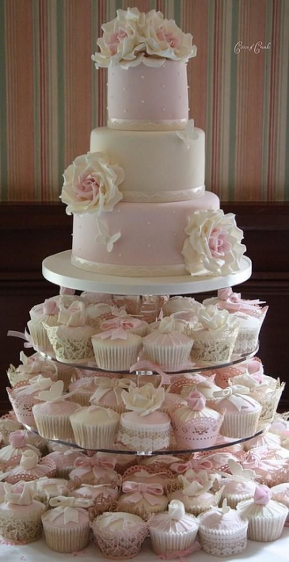 www.pinterest.com... ♥ 3-tier bianco e rosa torta nuziale con fondente di zucc...