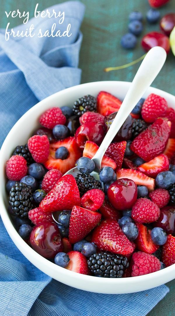 Jeder liebt dieses einfache und gesunde Rezept für Very Berry Fruchtsalat mit l...
