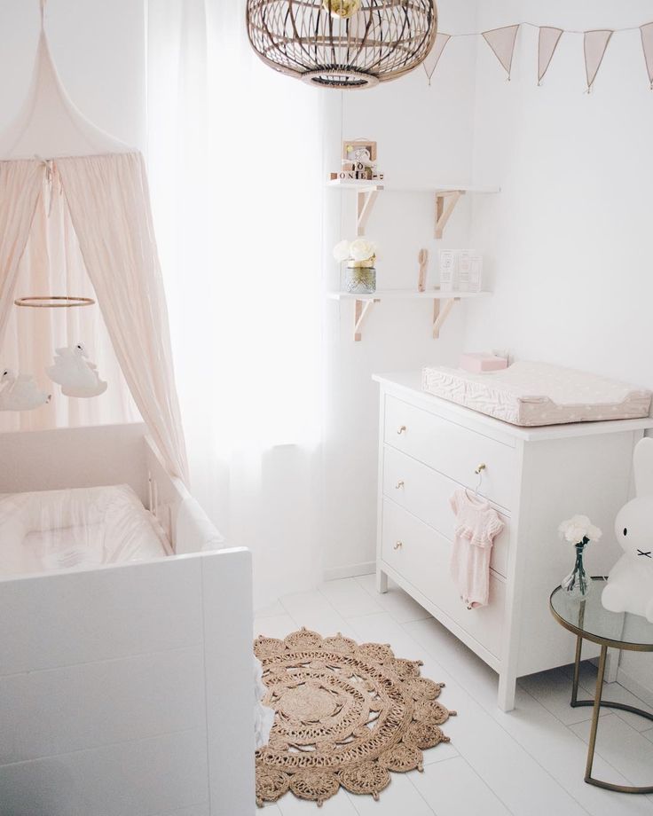 Bei euch steht Nachwuchs an? Wir zeigen euch, wie ihr das Babyzimmer richtig ein...