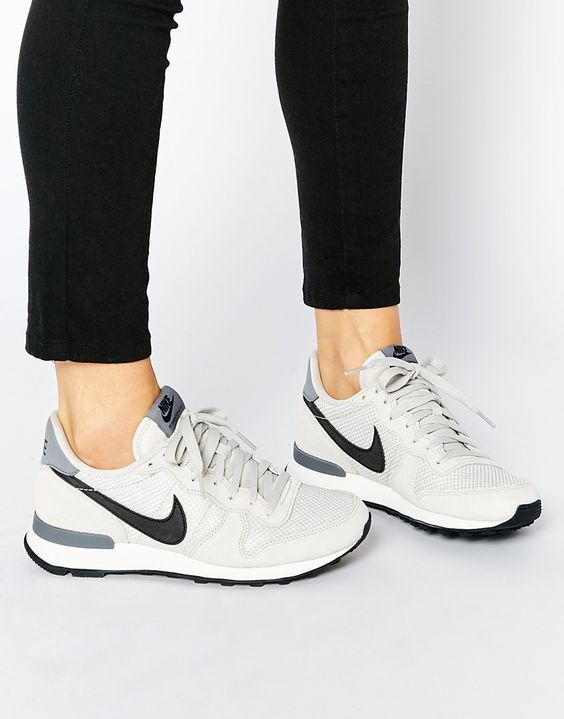 خطة Superbe paire de nike coloré, des baskets originales pour les fans ... خطة خطة Superbe paire de nike coloré, des baskets originales pour les fans ... خطة