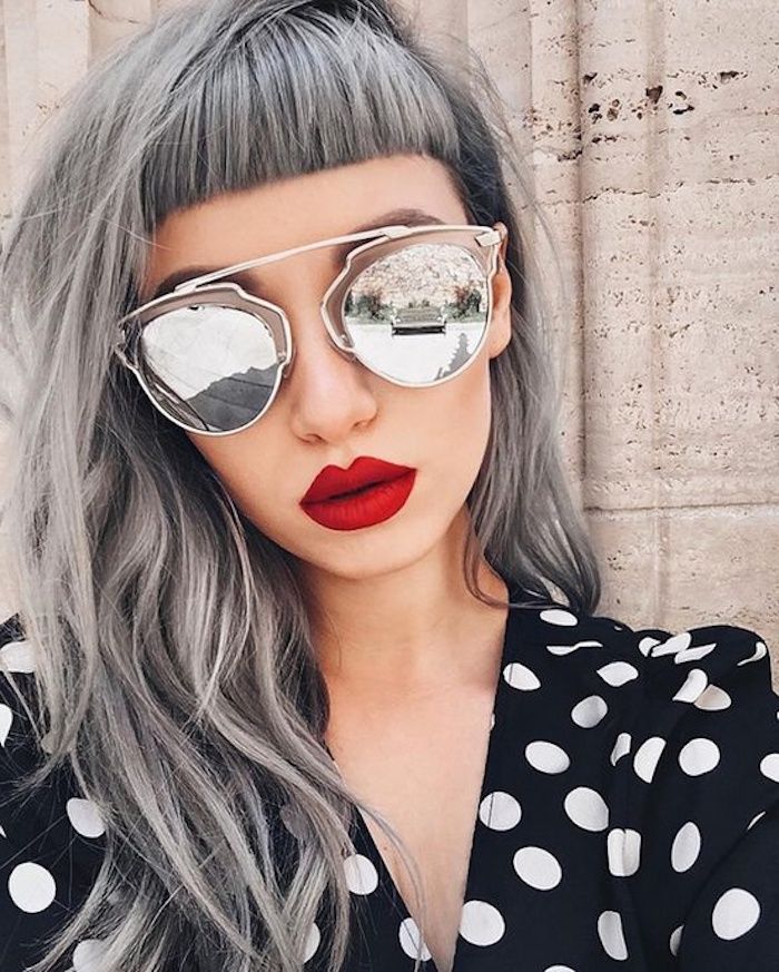 4-haare-grau-färben-roter-lippenstift-sonnenbrille-graue-lockige-haare-gepunktetes-hemd | Haare grau färben, Rote haare blond färben, Gefärbte graue haare