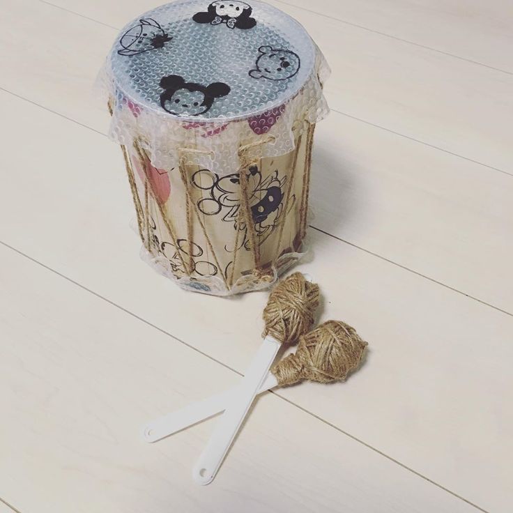 手作りの太鼓は赤ちゃんの楽器おもちゃにオススメ ミルク缶と100均のアイテムで簡単に作れますよ この記事では ミルク缶太鼓の作り方やアレンジ例を写真で詳しくご紹介 アレンジ次第で可愛くもできます 手作り 手芸 ミルク缶 おもちゃ 手作りの太鼓は赤ちゃんの楽器おもちゃにオススメ ミルク缶と100均のアイテムで簡単に作れますよ この記事では ミルク缶太鼓の作り方やアレンジ例を写真で詳しくご紹介 アレンジ次第で可愛くもできます 手作り 手芸 ミルク缶 おもちゃ