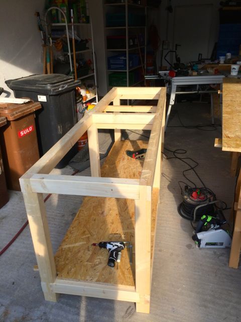 Beim Bau der stabilen Werkbank geht es weiter mit der Montage des Zwischenbodens...