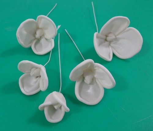 Wired Flowers Cake Decorating Wired Flowers Cake Decorating
