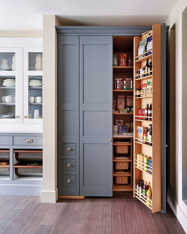 Armário Despenseiro Incrível Adoro A Ideia De Aproveitar Porta Para Colocar Espaço Condimento Clever Kitchen Storage Pantry Design Kitchen Pantry Design, Wall Pantry Cabinet Ideas