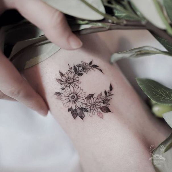 Roses Daisy Flower Clock Tattoo Design Laurence Veilleux In 2020