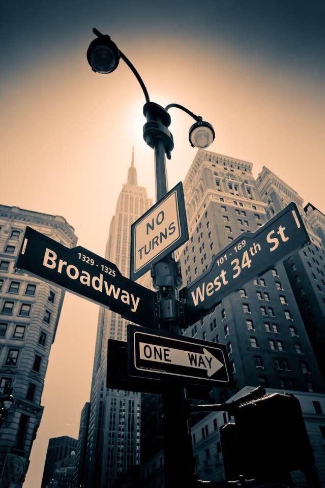 Itap Cross Street In Manhattan Showing Empire State Building ニューヨーク 街並み ニューヨークシティ 旅行 Itap Cross Street In Manhattan Showing Empire State Building ニューヨーク 街並み ニューヨークシティ 旅行