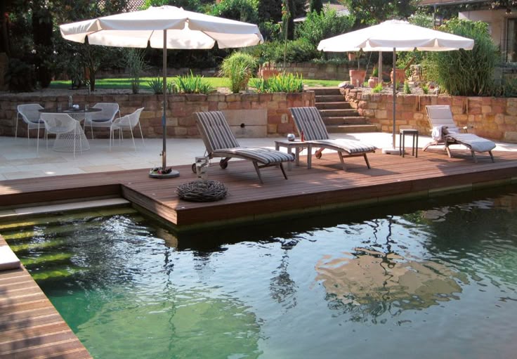 Geradliniger Naturpool und Sandstein-Mauern harmonieren perfekt - outdoor küche mauern Geradliniger Naturpool und Sandstein-Mauern harmonieren perfekt - outdoor küche mauern