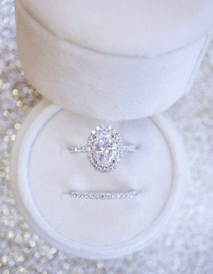 Bague de fiançailles en diamant avec halo ovale et alliance – Hochzeit Bague de fiançailles en diamant avec halo ovale et alliance – Hochzeit