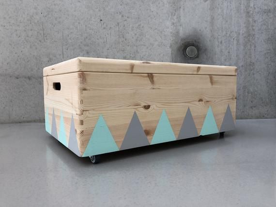 Wooden Toy Box XL Rolls Triangle Grey Mint Lid | Holzkisten Die 7 besten Spielzeugkisten zur Aufbewahrung | Dad's Life