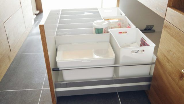 帰宅後のかばん置き場問題を解決 リュック用のバッグ置き場をリビングの近くに リノベと暮らしとインテリア キッチン 背面収納 背面収納 造作 帰宅後のかばん置き場問題を解決 リュック用のバッグ置き場をリビングの近くに リノベと暮らしとインテリア キッチン 背面収納 背面収納 造作