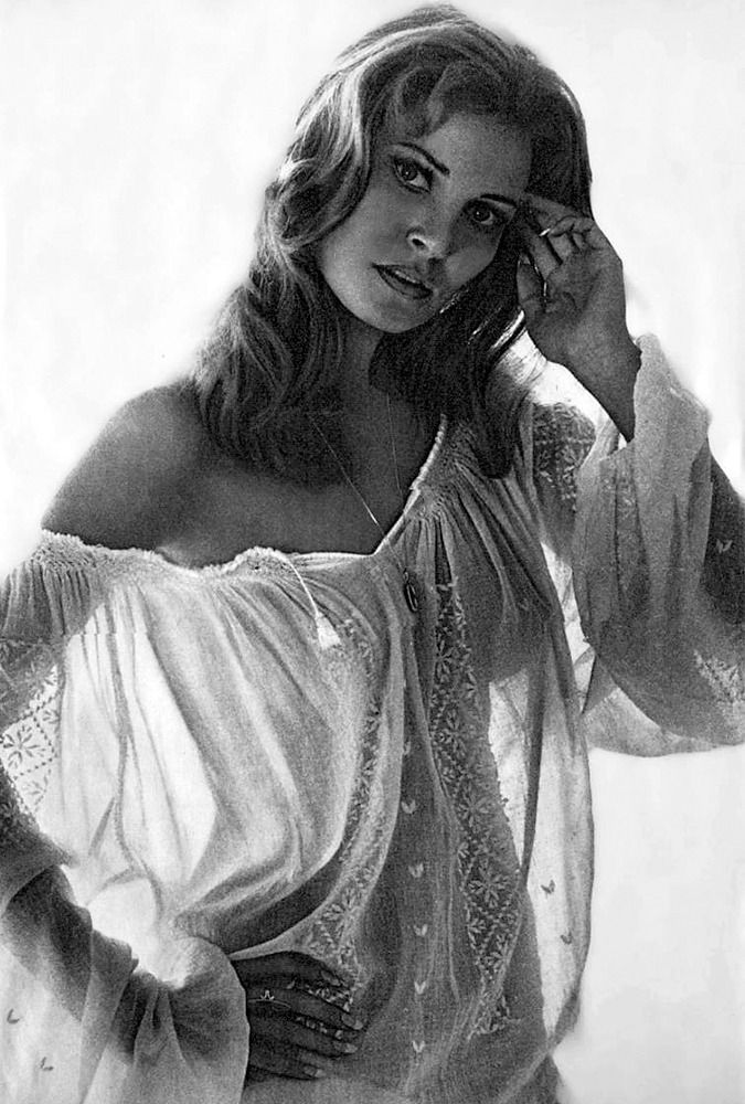 623 best Raquel Welch images on Pinterest Movie stars, Classic