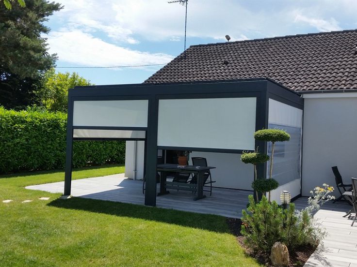 Pergola bioclimatique à lames orientables motorisées