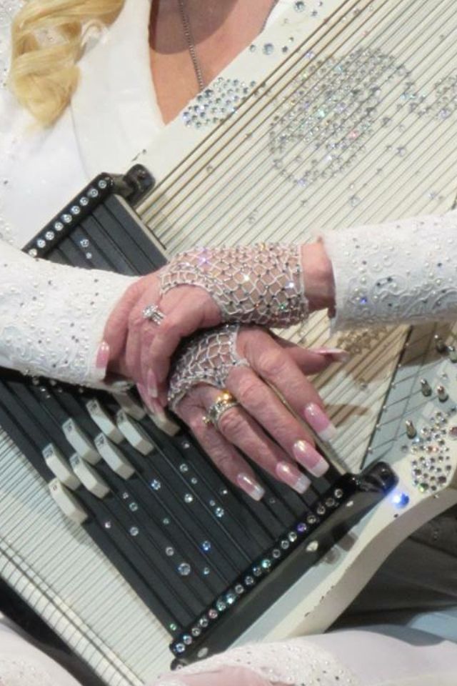 Dolly Parton rocking a French Mani. And those wedding rings!!! | Dolly