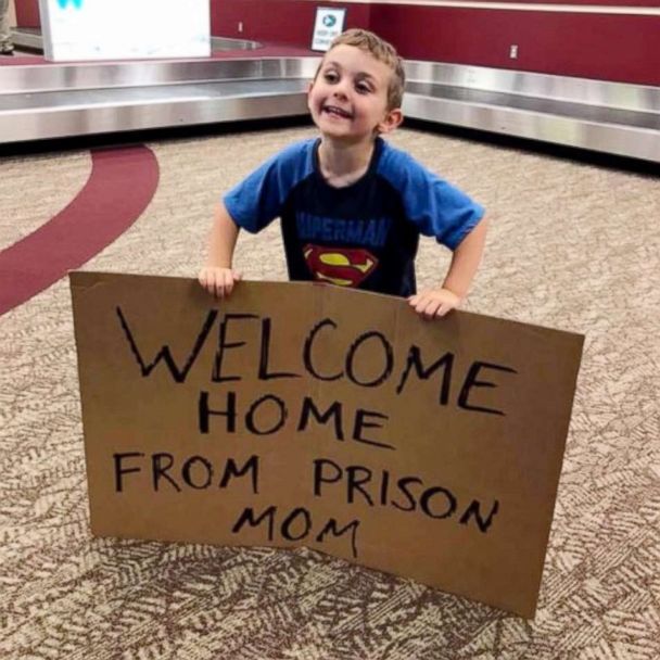 4yearold mom home at airport with hilarious sign Funny 4yearold mom home at airport with hilarious sign Funny