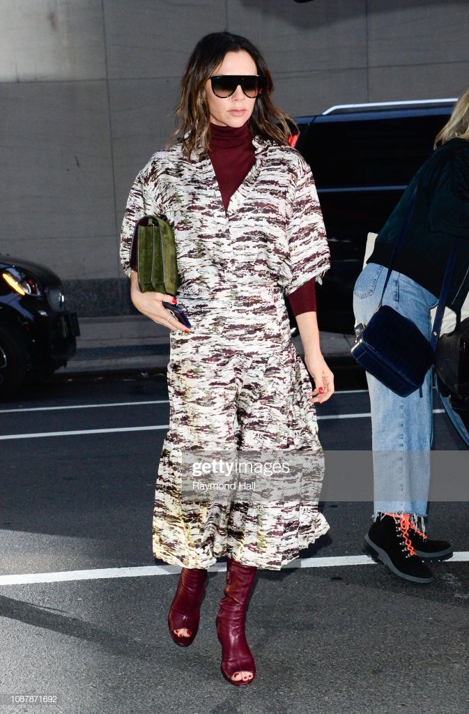 Victoria Beckham Is Seen Walking In Midtown On ファッションスタイル 洋服 ファッション Victoria Beckham Is Seen Walking In Midtown On ファッションスタイル 洋服 ファッション