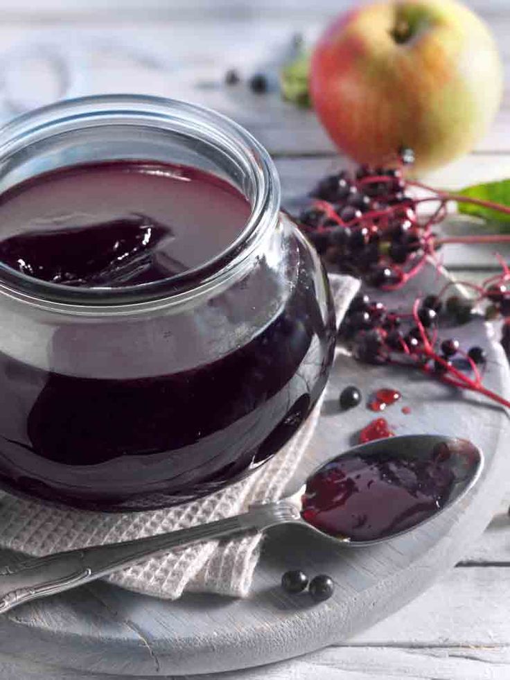 Ein dunkelrotes Gelee aus Holundersaft und Apfelsaft. Herrlich herbstlich! #Holu...