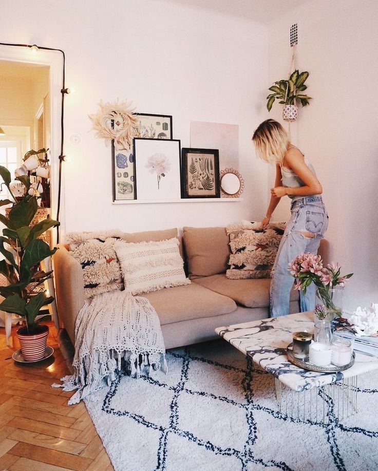 30+ CLEVER WAYS TO DECORATE YOUR LIVING ROOM WITH HIPSTER IDEAS | Brown couch living room, White living room, Flat decor