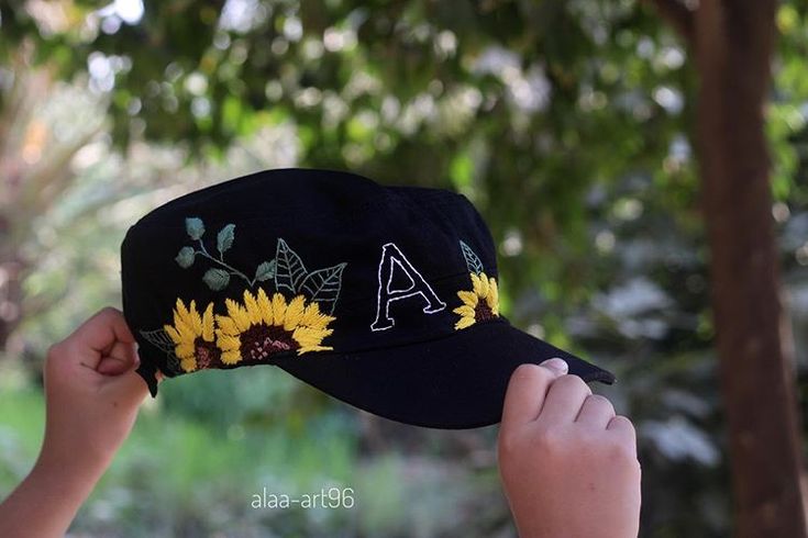 Hand Embroidery V Instagram شغلي بلتطريز على قبعه لفو الصور على اليمين وشوفوا المودل زنوبه متوفر لون بيجي اسود احمر ماروني زيتو Baseball Hats Fashion Hats