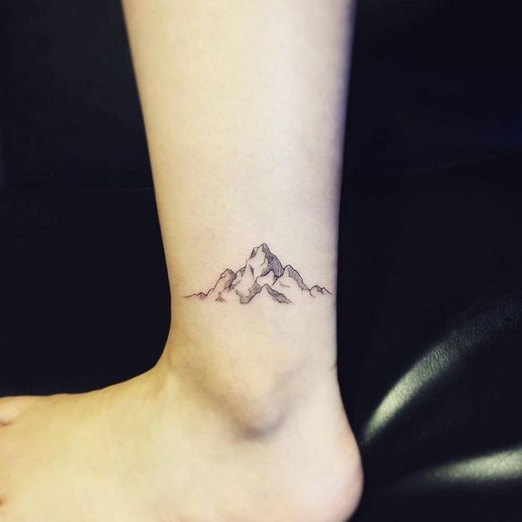 Tatouage cheville petit, délicat et parfait pour l\u0027été. tatouage cheville montagne idée homme