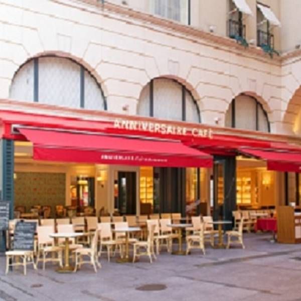 表参道沿いの四季折々の風景を感じさせるカフェ テラス席と回廊席はフランスのパリを彷彿とさせる造りになっており ペットを連れてのご利用も可能です パリのカフェスタイルに東洋のシノワズリーを融合したインテリアでご自宅のリビングの様におくつろぎいただけます 表参道沿いの四季折々の風景を感じさせるカフェ テラス席と回廊席はフランスのパリを彷彿とさせる造りになっており ペットを連れてのご利用も可能です パリのカフェスタイルに東洋のシノワズリーを融合したインテリアでご自宅のリビングの様におくつろぎいただけます