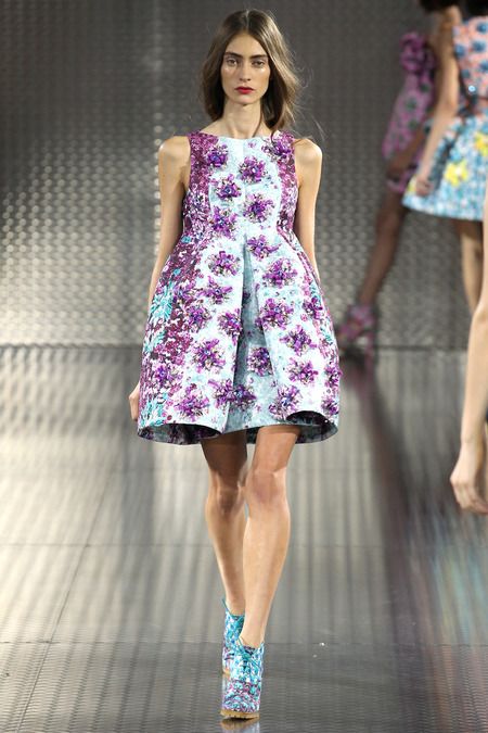 Cores análogas Couture Fashion, Runway Fashion, High Fashion, Fashion Show, Fashion Looks, Fashion Design, Mary Katrantzou, London Fashion Weeks, Moda Floral