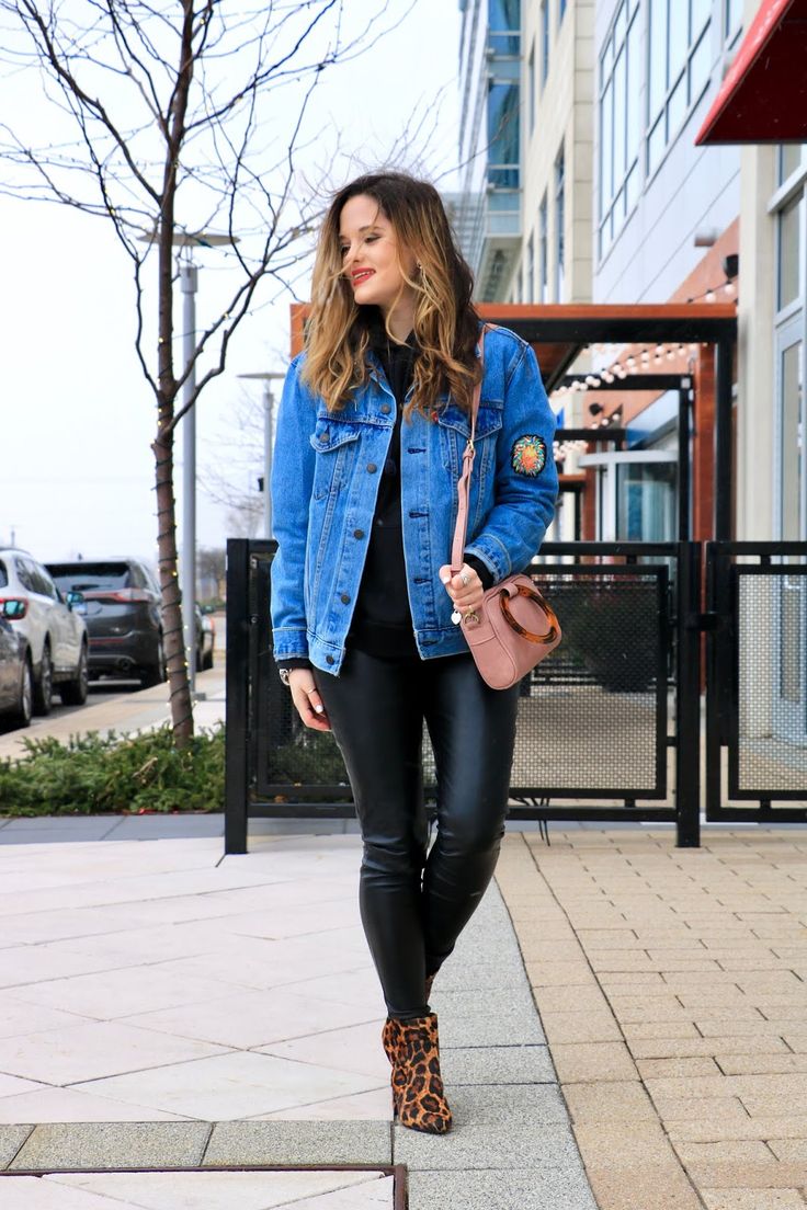 This denim jacket look is so cute for Fall/Winter. It even includes a hoodie! Blue denim