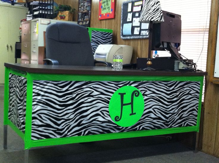 Teacher Desk In Classroom Teacher Desk In Classroom