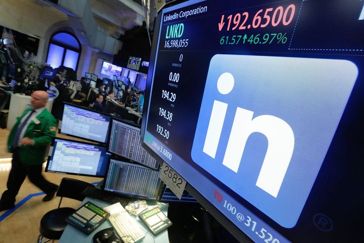 Microsoft is adding a LinkedIn-powered resume building feature to Word for Office 365 subscribers, the companies said Wednesday. Microsoft paid $26.2 billion in cash to buy LinkedIn last year, and the new Resume Assistant feature is the latest example of how the Redmond, Wash., software giant is using the professional social network's data and artificial intelligence technology. Resume Assistant will pop up when a Word user opens a resume with the word pr...