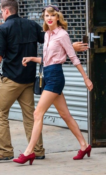 Taylor Swift Photos: Taylor Swift Stops by a Gym