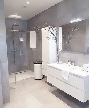Badezimmer Design Ideen Grau #kleinesbad #badezimmerfliesen #feinsteinzeug #beto...