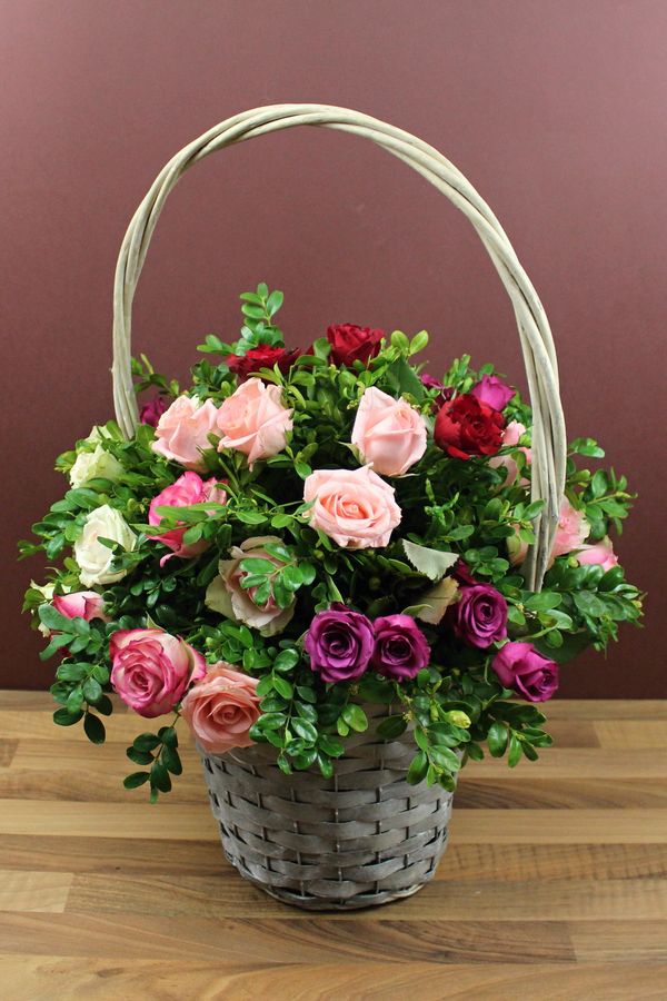 Blumenkorb Mit Rosen Fur Die Hochzeit Selber Machen Blumengestecke Korb Mit Blumen Blumen Gestecke