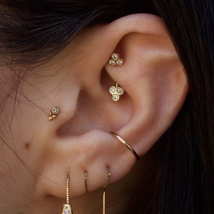 This ear is on point #earpiercing #piercing #rook #conch #tragus #gold