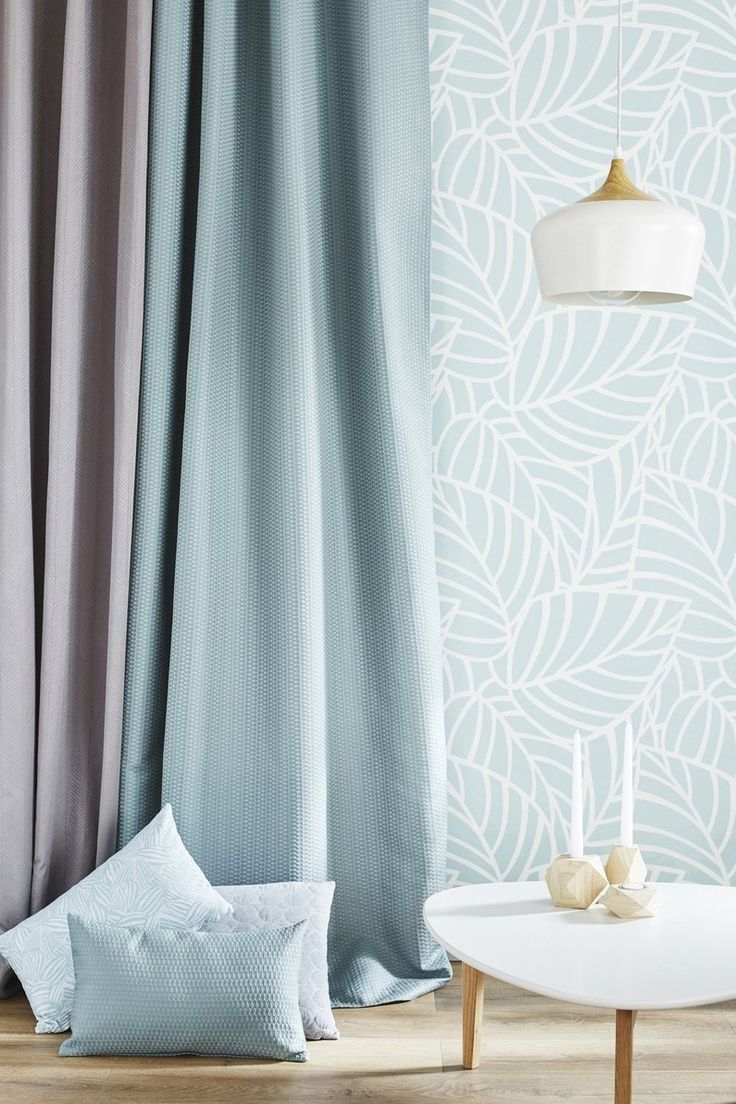 du bleu pastel pour habiller les murs et les fenetres chambre parentale vert d eau deco chambre parental chambre bleu clair
