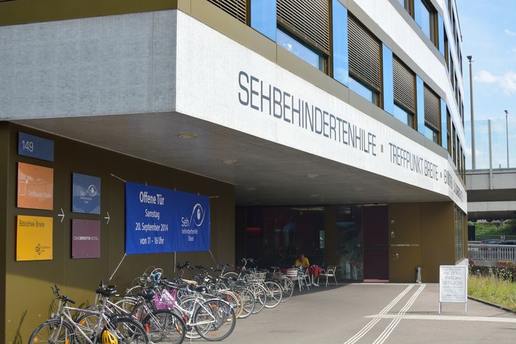 Eingang mit auskragenden Dach (Das Breite Hotel), gebaut von - dramatisches weises interieur design beeinflusst escher Eingang mit auskragenden Dach (Das Breite Hotel), gebaut von - dramatisches weises interieur design beeinflusst escher