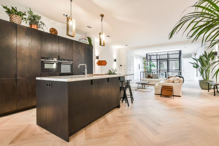 Zwarte keuken met licht eiken visgraat vloer | Keuken ...