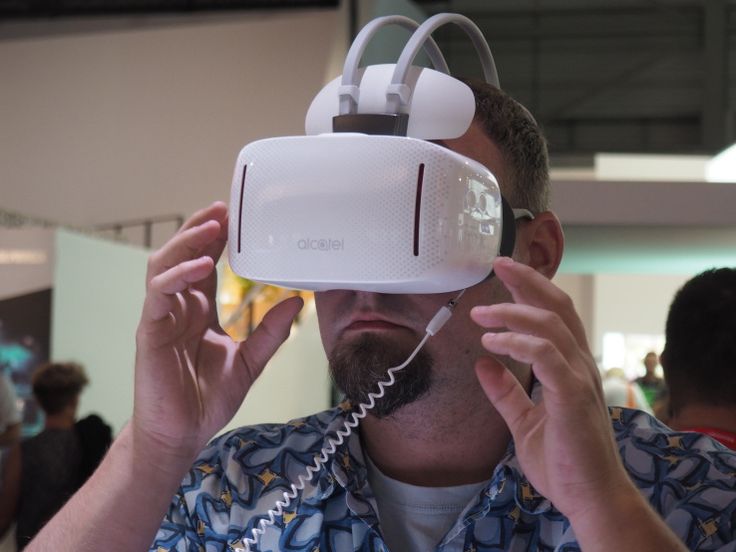 An entry-level VR headset that doesn’t need a phone | Vr headset, Vr