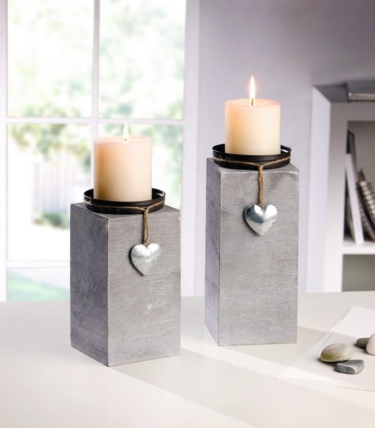 schlichtes romantisches Design, grau lackiertes Holz, Kerzenteller aus Zinn, dekorative … schlichtes romantisches Design, grau lackiertes Holz, Kerzenteller aus Zinn, dekorative …