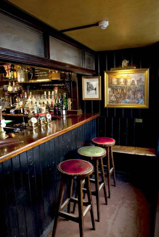 https://i.pinimg.com/736x/45/48/25/45482506638f77b88ecff8daa7331dc4--bar-vintage-british-pub.jpg