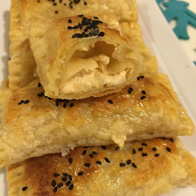 Chef Aseel On Instagram بف باستري بالدجاج بطريقة الجميلة Haifa 19 الحشوة نحمس البصل و الزيت الى ان يتحمر نضيف ا Recipes Arabic Food Food